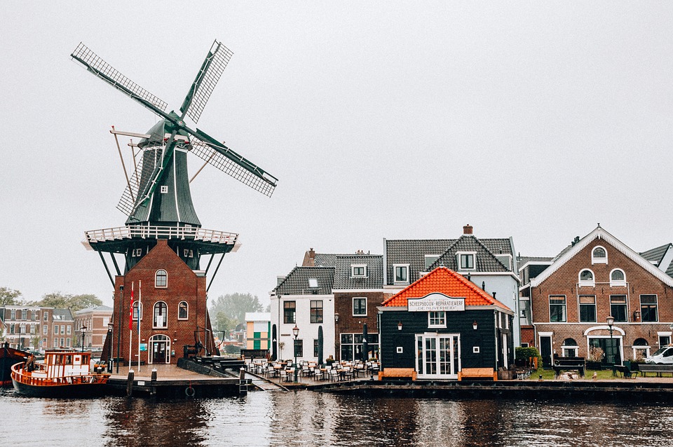 Holandija ima bogatu istoriju plutajućih kuća